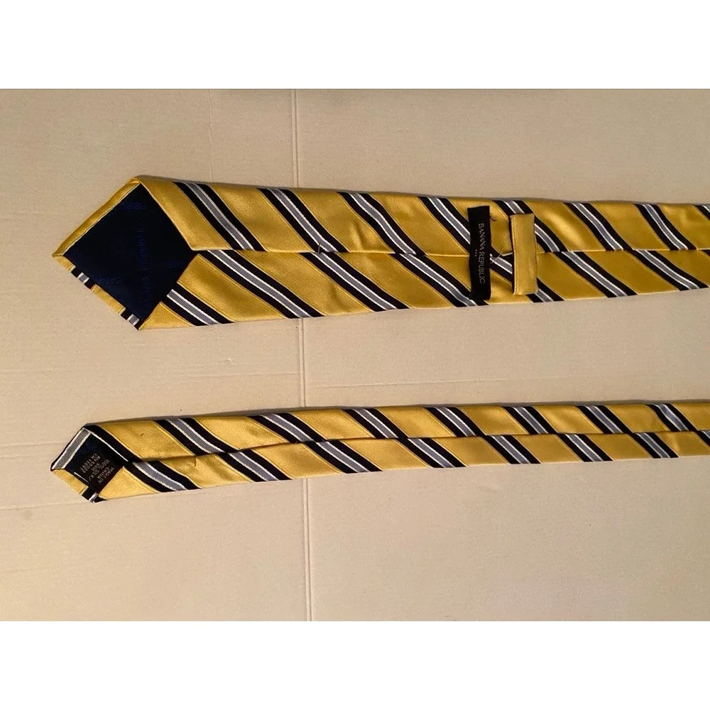 Banana Republic Mens Silk Tie Gold Navy Blue White Diagonal Striped RN54023